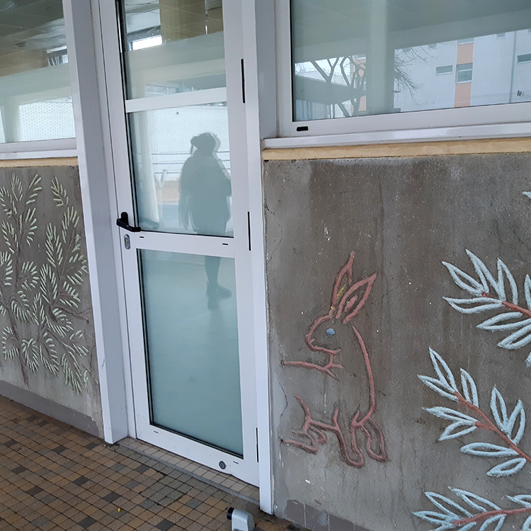 Le Lapin coupé par la porte