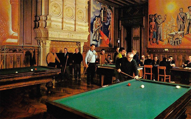 La salle billard du château de Vouzeron, années 1970.
