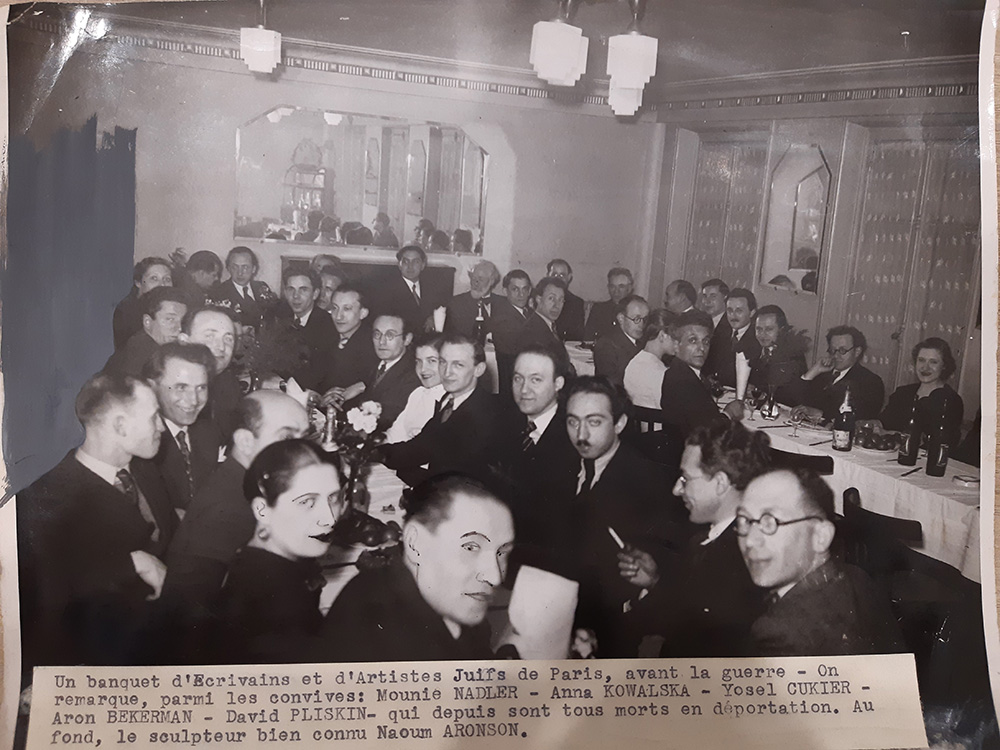 Au premier plan, Chana Kowalska au congrès international pour la culture yddish Paris 1937. (Fonds David Diamant)